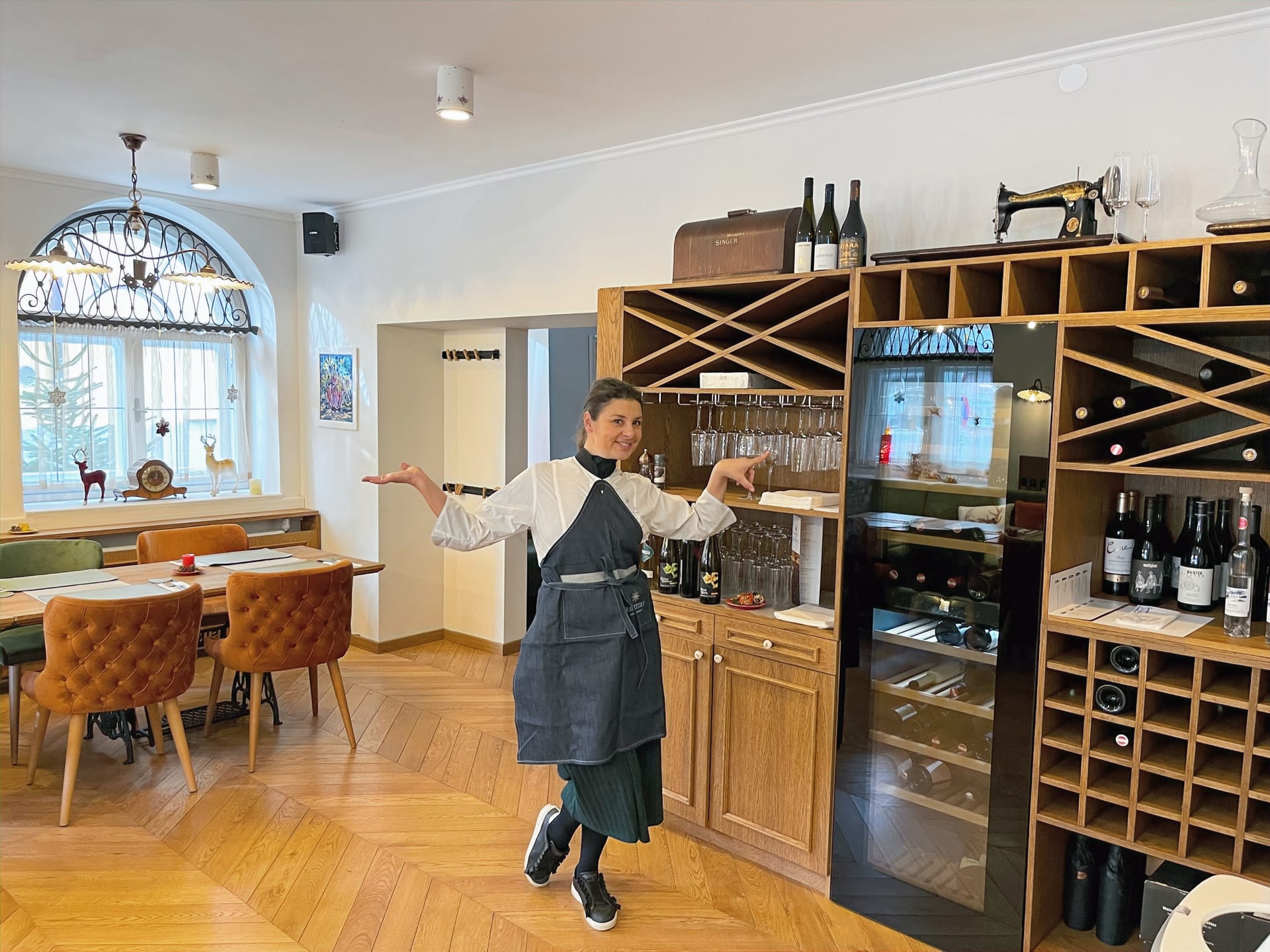 Restaurant mit Weinbar und warmem Ambiente