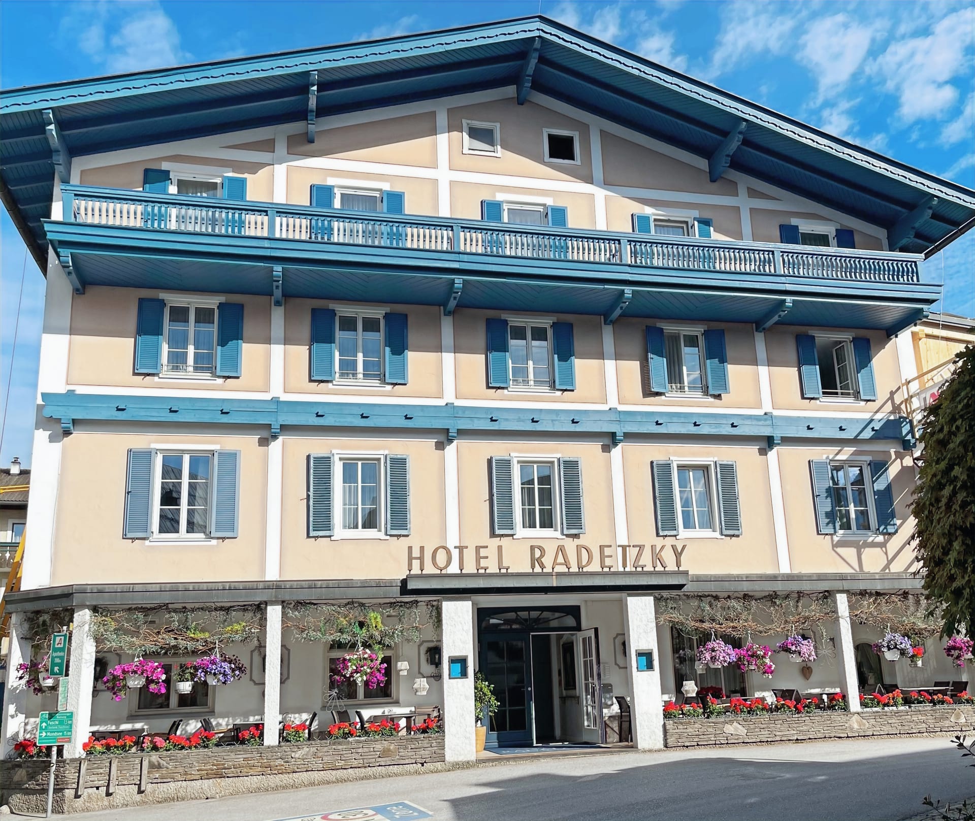 Hotel Radetzky Fassade mit Blumenschmuck