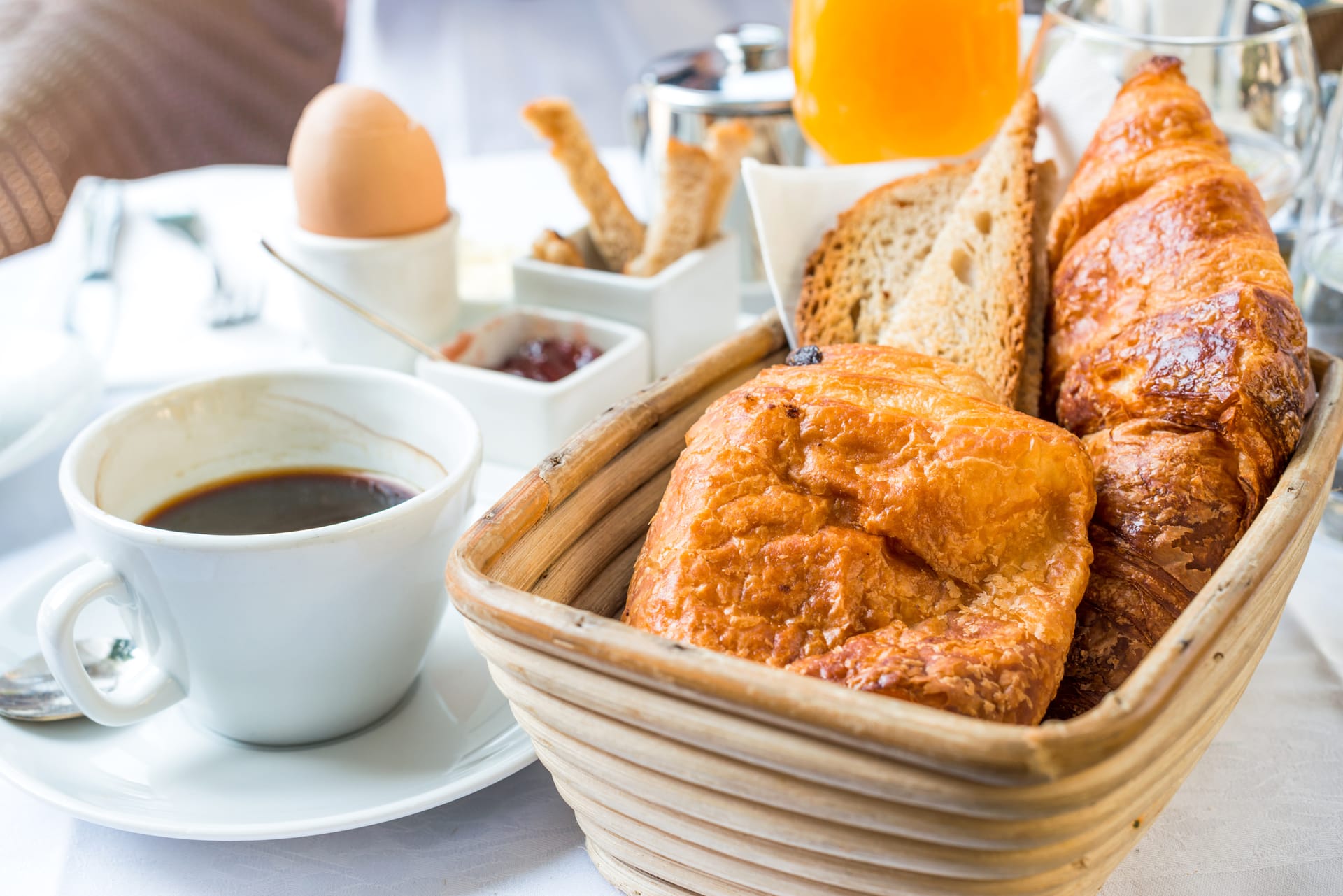 Reichhaltiges Frühstück mit Croissants und Kaffee